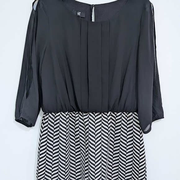 iZ Byer Black & Tan stripe dress with open half sleeves, pleated top, XL - Picture 2 of 8